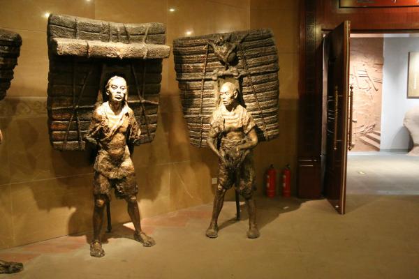 人物(wù)造型銅雕塑